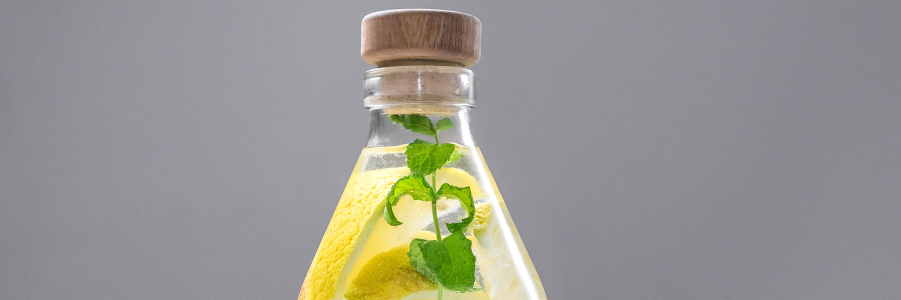 Botol kaca dengan lemon di dalamnya